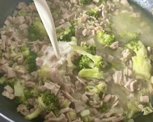 Makaron z wędzoną szynką w sosie serowo-brokułowym - IMG 0833