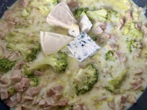 Makaron z wędzoną szynką w sosie serowo-brokułowym - IMG 0836