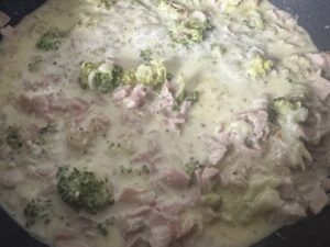 Makaron z wędzoną szynką w sosie serowo-brokułowym - IMG 0837