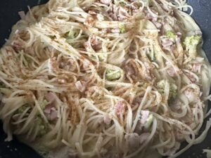 Makaron z wędzoną szynką w sosie serowo-brokułowym - IMG 0838