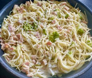 Makaron z wędzoną szynką w sosie serowo-brokułowym - IMG 0842