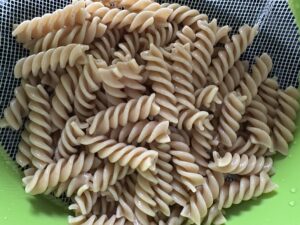 Fit sałatka makaronowa z sosem musztardowym - IMG 1543