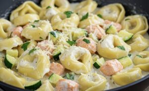 Tortellini w sosie serowym z cukinią i łososiem - IMG 0311 e1741339529195