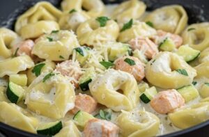 Tortellini w sosie serowym z cukinią i łososiem - IMG 0311 e1741339556586