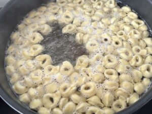 Tortellini w sosie serowym z cukinią i łososiem - IMG 4184