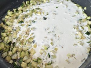 Tortellini w sosie serowym z cukinią i łososiem - IMG 4186