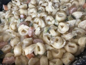 Tortellini w sosie serowym z cukinią i łososiem - IMG 4194