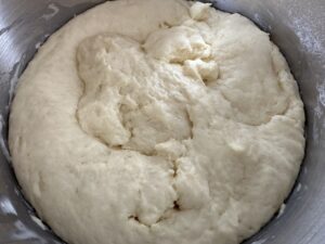 Ciasto w misce do wyrastania