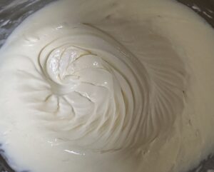Masa na kremowy sernik podczas miksowania