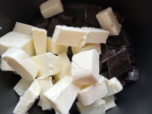 Roztapianie czekolady i masła na babeczki brownie