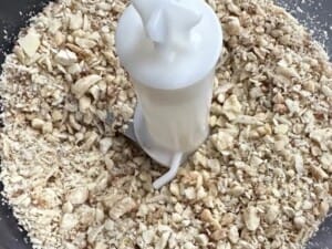 Grubo posiekane orzechy przygotowane jako posypka do ciasta