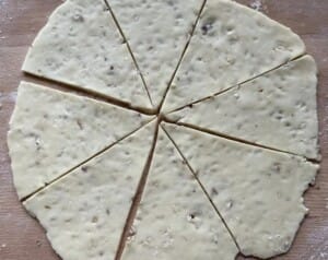 Rozwałkowane ciasto pokrojone nożem na osiem trójkątów