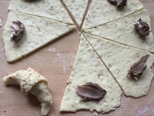 Porcja nadzienia ułożona na szerokim końcu każdego trójkąta ciasta