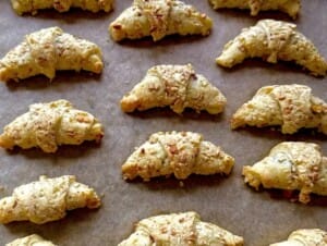 Rogale piekące się w piekarniku nagrzanym do 180 stopni