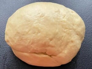 Ręczne zagniatanie ciasta na rogale do gładkiej konsystencji