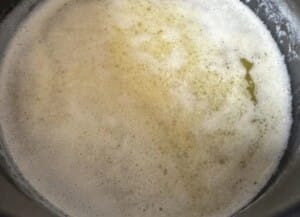 Masło w garnuszku w trakcie roztapiania