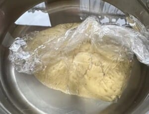 Ciasto na rogaliki w trakcie zatapiania w wodzie