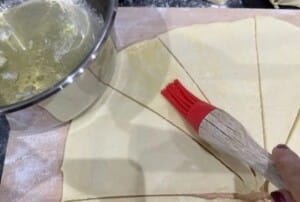 Ciasto rozwałkowane na koło i podzielone na trójkąty