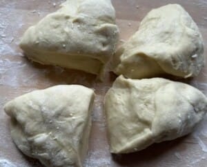 Ciasto na rogaliki podzielone na części