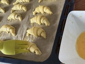 Rogaliki przed pieczeniem posmarowane jajkiem