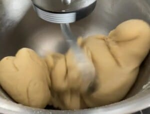 Ciasto w trakcie wyrabiania robotem kuchennym