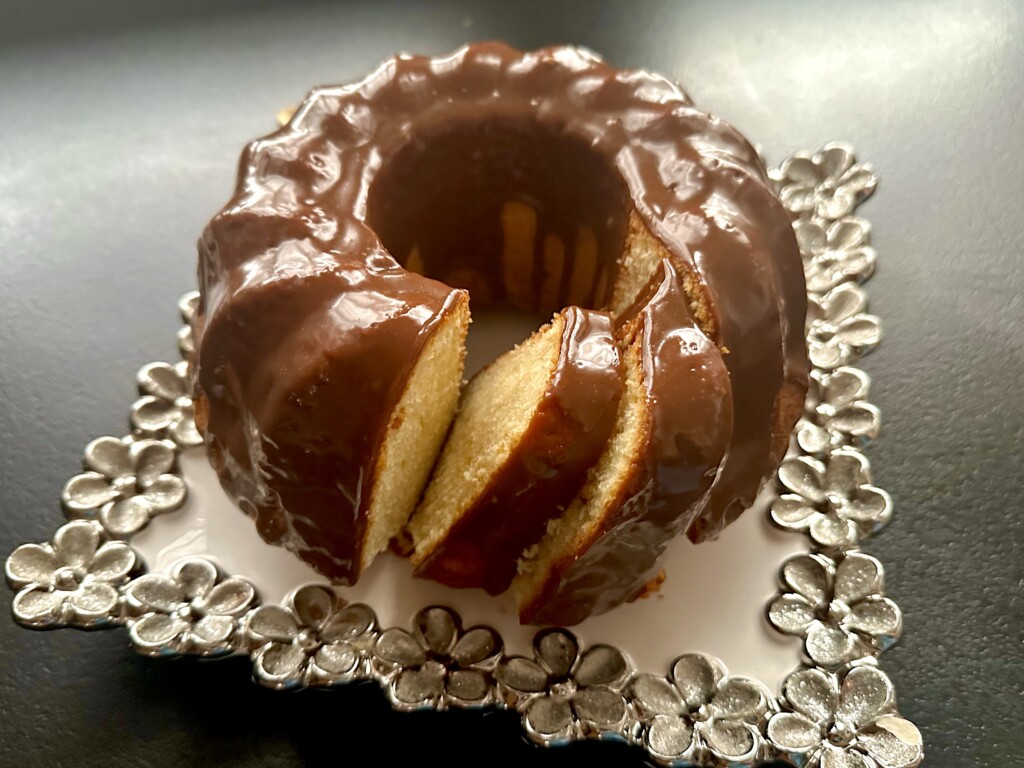 Babka jogurtowo-cytrynowa w polewie czekoladowej