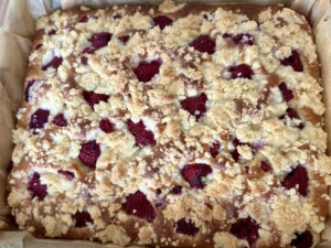 Ciasto maślankowe z mrożonymi malinami - IMG 2255